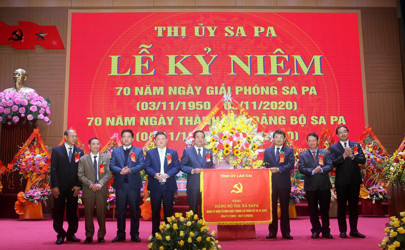 Ông Đặng Xuân Phong, Bí thư tỉnh ủy, Chủ tịch ủy ban nhân dân tỉnh Lào Cai trao bức trướng chúc mừng Đảng bộ thị xã Sa Pa. (Ảnh: Quốc Khánh/TTXVN)