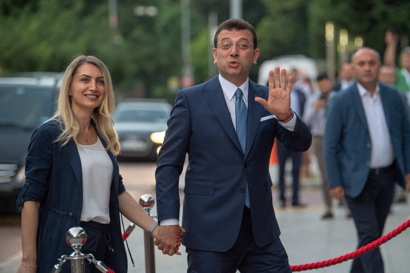 Ứng cử viên Thị trưởng Istanbul Ekrem Imamoglu của đảng Nhân dân Cộng hòa (CHP) tới tham gia cuộc tranh luận trên truyền hình tại Istanbul ngày 16/6/2019. (Ảnh: AFP/TTXVN) 