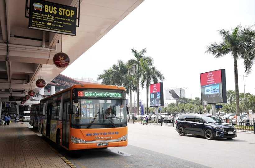 Tuyến buýt chất lượng cao số 86 từ trung tâm thành phố Hà Nội lên Sân bay Nội Bài đang ngày càng thu hút hành khách. (Ảnh: Việt Hùng/Vietnam+)