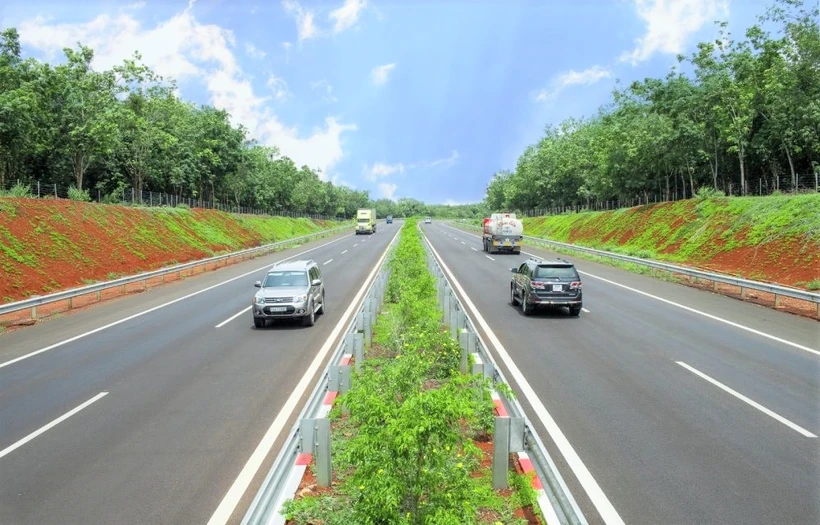 Phương tiện lưu thông trên một đoạn tuyến cao tốc. (Ảnh: PV/Vietnam+)