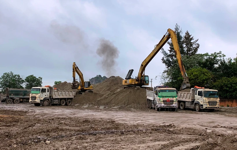 Dự án Cao tốc Cần Thơ-Hậu Giang và Hậu Giang-Cà Mau vẫn đang thiếu khoảng 2,1 triệu m3 cát thi công. (Ảnh: Việt Hùng/Vietnam+)