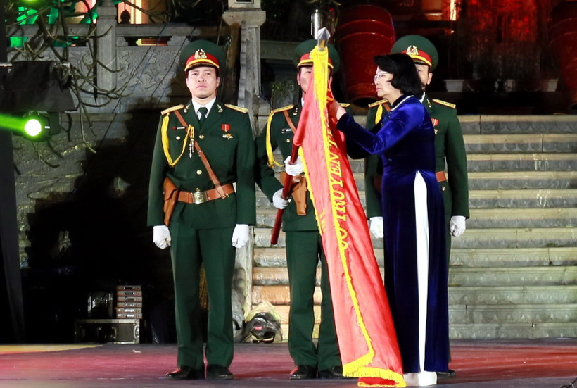 Thừa ủy quyền của Chủ tịch nước, Phó chủ tịch nước Đặng Thị Ngọc Thịnh đã trao Huân chương Lao động hạng Nhất cho Đảng bộ, chính quyền và nhân dân các dân tộc thị xã Phổ Yên. (Ảnh: Thu Hằng/TTXVN)