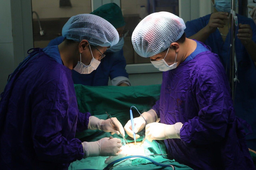 Ê-kíp trực của Khoa Ngoại, Bệnh viện đa khoa Đống Đa phẫu thuật cấp cứu. (Ảnh: TTXVN phát)