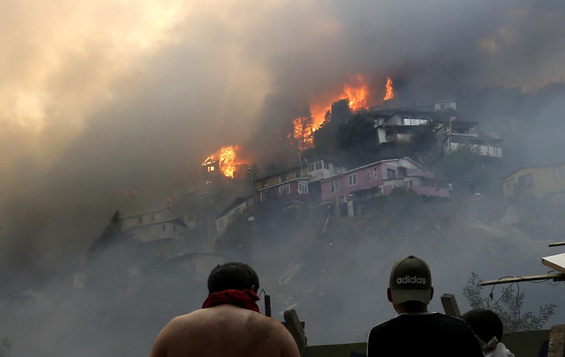 Nhà cửa bốc cháy trong vụ hỏa hoạn gần thành phố Valparaiso, Chile ngày 24/12/2019. (Ảnh: AFP/TTXVN)