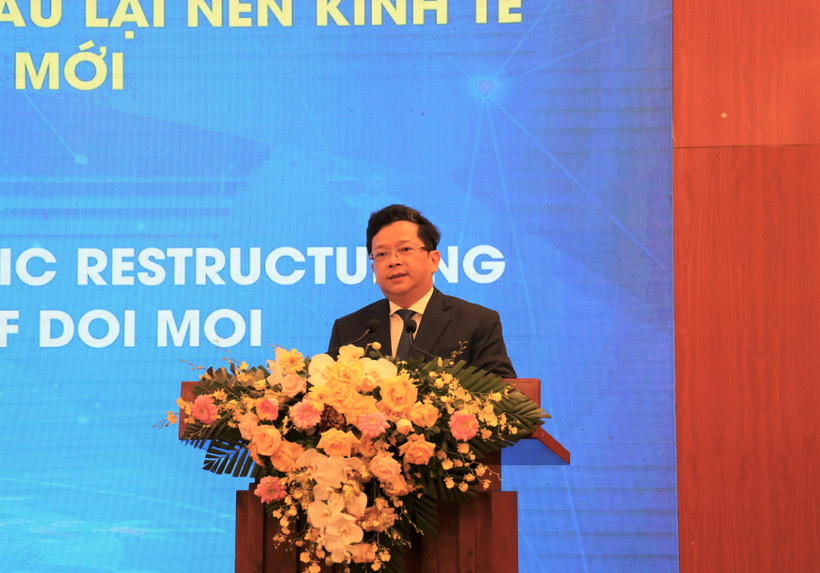 Phó Trưởng Ban Kinh tế Trung ương, Nguyễn Đức Hiển phát biểu tại hội thảo.” (Ảnh: Vietnam+)