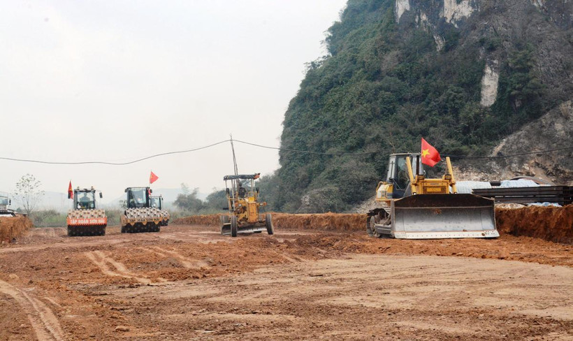 Nhà thầu thi công đắp nền đường Dự án Cao tốc Bắc-Nam giai đoạn 2021-2025. (Ảnh: Việt Hùng/Vietnam+)