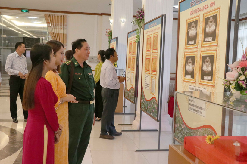 Đại biểu xem hình ảnh trưng bày bảo vật quốc gia. (Ảnh: Phúc Sơn/TTXVN)