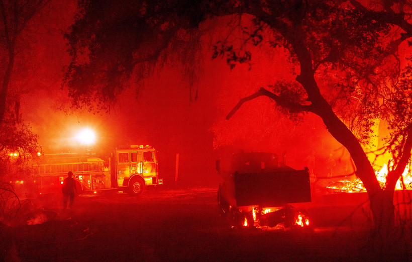 Lính cứu hỏa dập lửa cháy rừng ở Calistoga, bang California, Mỹ ngày 1/10. (Ảnh: AFP/TTXVN)