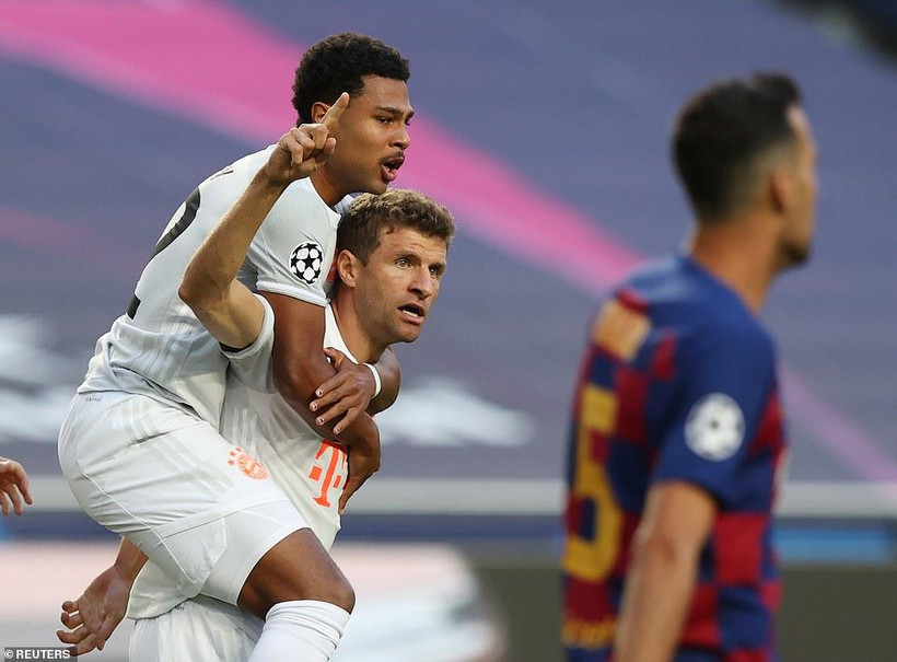 Bayern khiến Barcelona muối mặt rời Champions League.