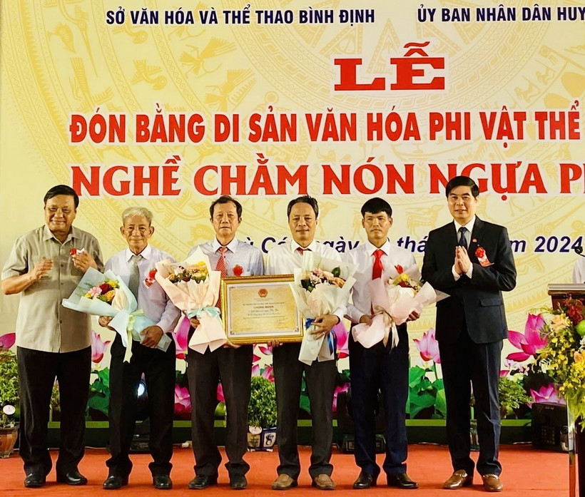 Trao Bằng chứng nhận di sản văn hóa phi vật thể Quốc gia "Nghề chằm nón ngựa Phú Gia" cho Đảng bộ, chính quyền huyện Phù Cát. (Ảnh: TTXVN phát)