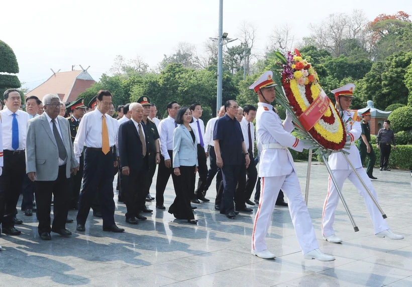 Đoàn đại biểu lãnh đạo, nguyên lãnh đạo Đảng, Nhà nước, Mặt trận Tổ quốc Việt Nam đến dâng hương, dâng hoa tưởng nhớ, tri ân các Anh hùng Liệt sỹ tại Nghĩa trang Liệt sỹ quốc gia A1. (Ảnh: Lâm Khánh/TTXVN)