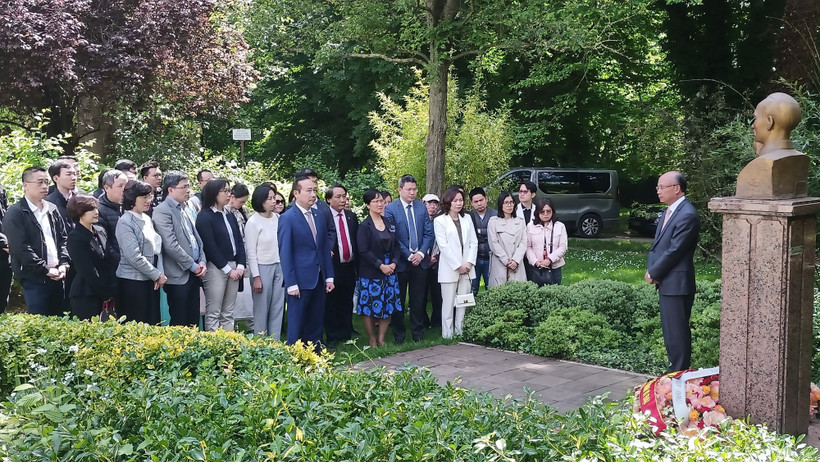 Tượng đài Chủ tịch Hồ Chí Minh trong Công viên Montreau. (Ảnh: Nguyễn Tuyên/TTXVN)