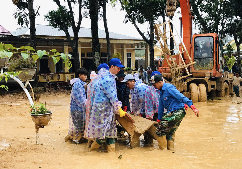 Lực lượng đoàn viên thanh niên giúp các trường học ở xã Hướng Việt khắc phục hậu quả lũ lụt. (Ảnh: Hồ Cầu/TXVN)