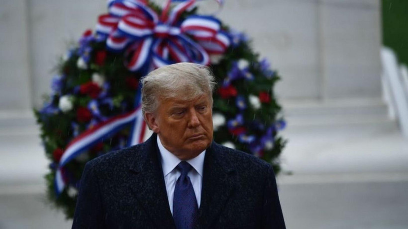 Tổng thống Donald Trump dự lễ đặt vòng hoa nhân ngày Cựu chiến binh ngày 11/11 tại Nghĩa trang Quốc gia Arlington ở Arlington, Virginia. (Ảnh: AFP/Getty Images)