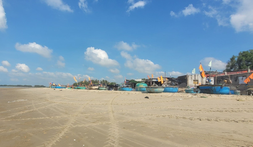 Trước đây, các cơ sở chế biến cá xả trực tiếp nước thải xuống bãi biển khu vực ao Hải Hà, khiến nơi đây trở thành "điểm đen" về ô nhiễm, đến nay, huyện Long Điền đã kiểm soát tốt môi trường tại khu vực này. (Ảnh: Hoàng Nhị/TTXVN) 