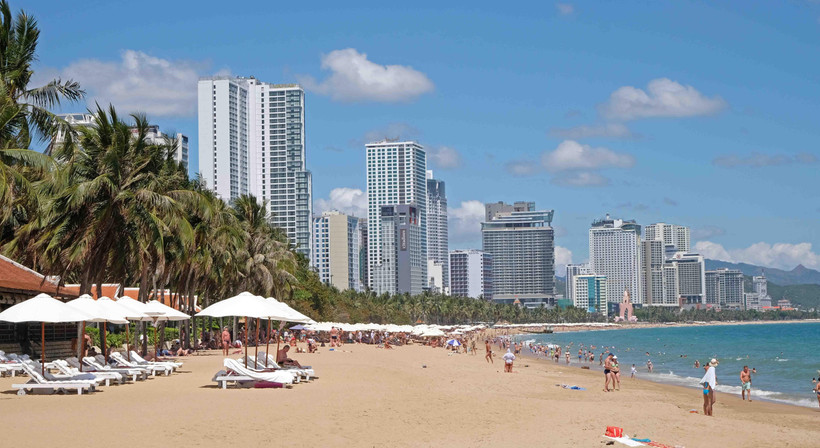 Bãi biển dọc đường Trần Phú (thành phố Nha Trang) rất đông du khách trưa 27/2. (Ảnh: Nguyễn Dũng/TTXVN)