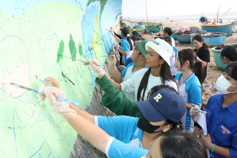 Hoa hậu Hoàn vũ Việt Nam 2017 H'Hen Niê cùng các tình nguyện viên tham gia vẽ tranh hưởng ứng công tác bảo vệ môi trường. (Ảnh: TTXVN phát)