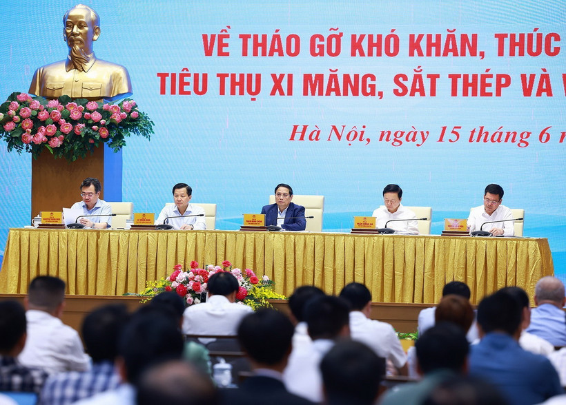 Thủ tướng Phạm Minh Chính chủ trì hội nghị tháo gỡ khó khăn, thúc đẩy sản xuất, tiêu thụ ximăng, sắt thép và vật liệu xây dựng. (Ảnh: Dương Giang/TTXVN)