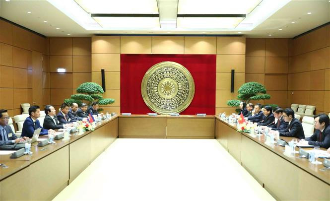 Tổng Thư ký Quốc hội, Chủ nhiệm Văn phòng Quốc hội Bùi Văn Cường tiếp Tổng Thư ký Quốc hội Campuchia Leng Peng Long. (Ảnh: Minh Đức/TTXVN)