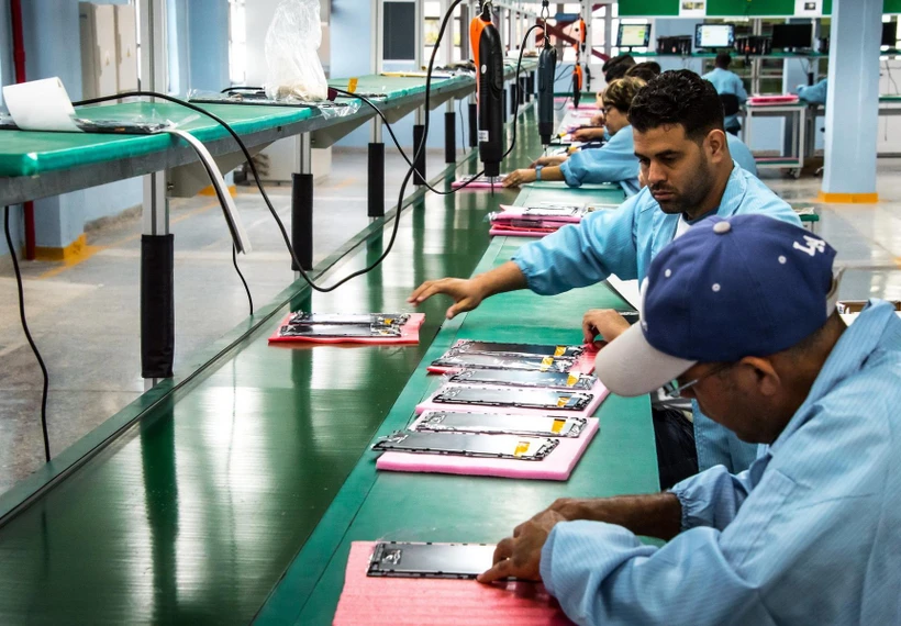Một nhà máy lắp ráp điện tử của Cuba tại thủ đô La Habana. (Ảnh: AFP/TTXVN)