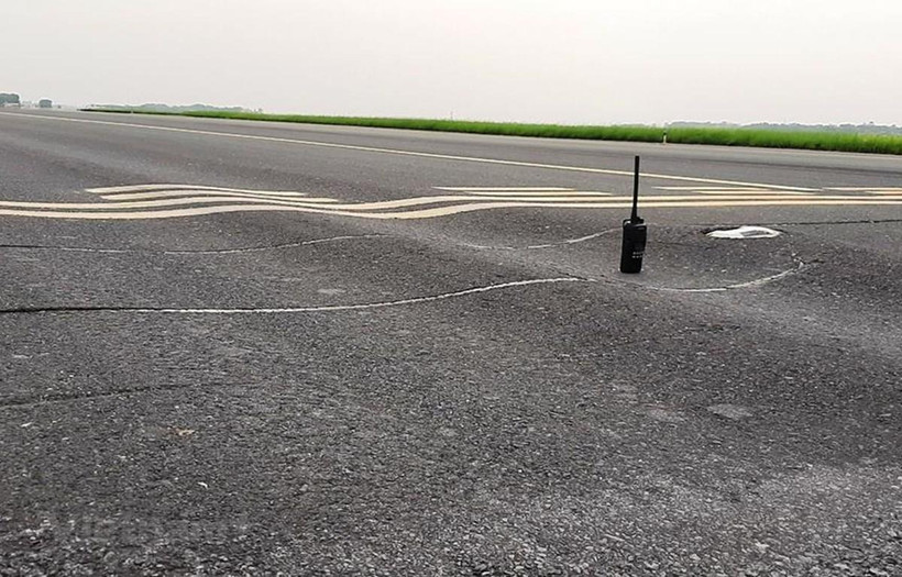 Đường lăn S3 tại sân bay Nội Bài bị hằn lún theo vệt bánh máy bay. (Ảnh: Việt Hùng/Vietnam+)