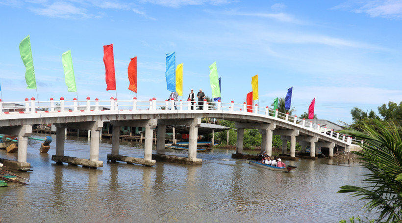 Cầu giao thông nông thôn vừa được đưa vào sử dụng tại xã Thuận Hòa, huyện An Minh (Kiên Giang) phục vụ nhu cầu đi lại của người dân. (Ảnh: Lê Huy Hải/TTXVN)