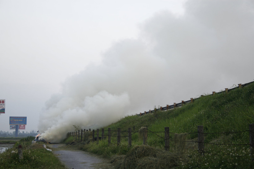 Hình ảnh người dân đốt rơm rạ sau vụ mùa ở trên địa bàn huyện Thường Tín, Hà Nội. (Ảnh: Trung Hiền/Vietnam+)