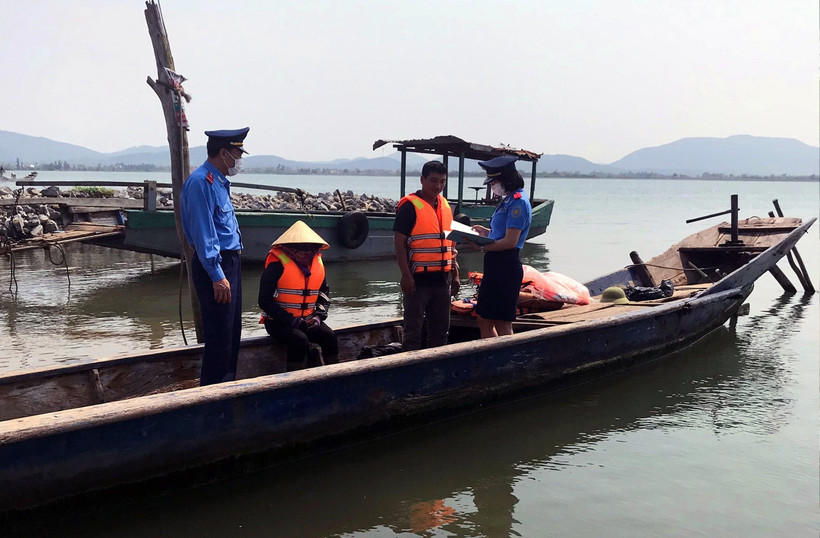 Thanh tra Sở Giao thông Vận tải Quảng Bình kiểm tra việc chấp hành các quy định đảm bảo an toàn giao thông trên các tuyến bến thủy nội địa trên địa bàn. (Ảnh: Văn Tý/TTXVN)