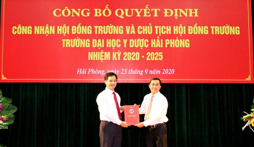 Giáo sư-Tiến sỹ Trần Văn Thuấn, Thứ trưởng Bộ Y tế trao Quyết định công nhận Chủ tịch Hội đồng trường Đại học Y dược Hải Phòng, giai đoạn 2020-2025 cho Phó Giáo sư-Tiến sỹ Phạm Minh Khuê. (Ảnh: Minh Thu/TTXVN)