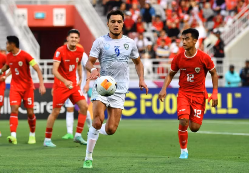 U23 Uzbekistan (áo trắng) vượt qua Indonesia để vào chung kết U23 châu Á 2024. (Nguồn: AFC)