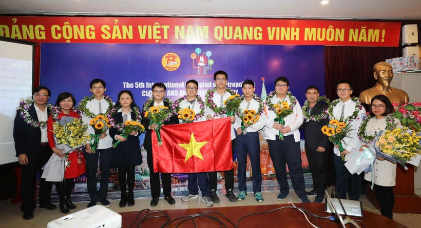 Đội tuyển Hà Nội đạt Cúp Bạc đồng đội và Top 5 thành phố xuất sắc nhất trong cuộc thi tốc độ Bliz-contest. (Ảnh: Thanh Tùng/TTXVN)