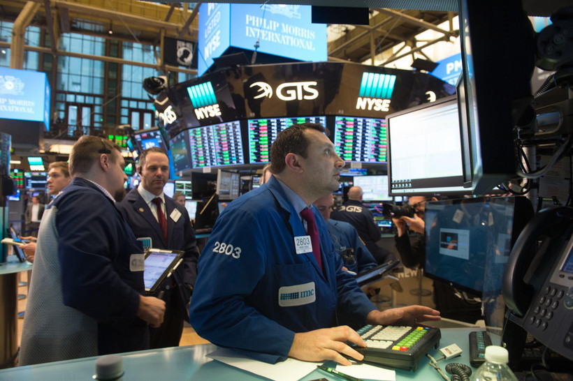 Giao dịch viên tại Sàn giao dịch chứng khoán New York, Mỹ. (Ảnh: AFP/TTXVN)