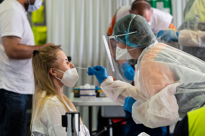 Nhân viên y tế lấy mẫu xét nghiệm COVID-19 cho người dân tại Saint Louis, Pháp. (Ảnh: AFP/TTXVN)