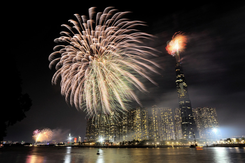 Điểm bắn pháo hoa tại toà nhà Landmark – khu vực công viên Vinhomes thuộc Khu đô thị Vinhomes Cente Park quận Bình Thạnh. (Ảnh: Thanh Vũ/TTXVN)