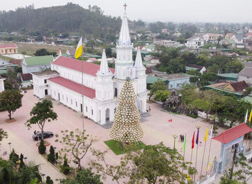 Cây thông Noel làm từ hơn 1.000 chiếc nón lá độc đáo nằm trong khuôn viên nhà thờ giáo xứ Bố Sơn. (Ảnh: Tá Chuyên/TTXVN)