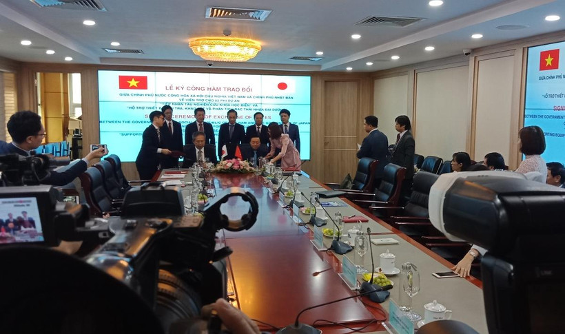 Bộ trưởng Trần Hồng Hà và Đại sứ Đặc mệnh toàn quyền Nhật Bản tại Việt Nam Takio Yamada ký công hàm trao đổi dự án tàu biển và thiết bị quan trắc rác thải nhựa. (Ảnh: Hùng Võ/Vietnam+)