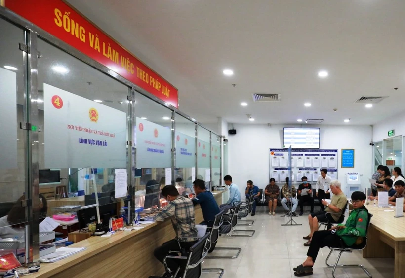 Người dân đổi bằng lái xe tại bộ phận một cửa. (Ảnh: Việt Hùng/Vietnam+)