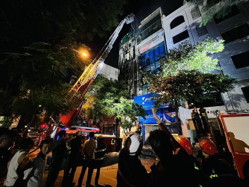 Lực lượng phòng cháy chữa cháy dùng vòi phun nước vào khu vực có khói bốc lên. (Ảnh: Phạm Kiên/TTXVN)