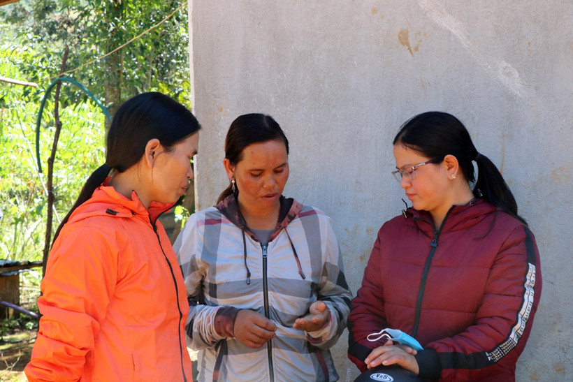 Chị Y Du (đứng giữa) ở làng Long Dôn xã Đăk Ang có tên trong danh sách được nhận tiền hỗ trợ (6 triệu đồng) nhưng đến nay vẫn chưa được nhận. (Ảnh: Cao Nguyên/TTXVN)