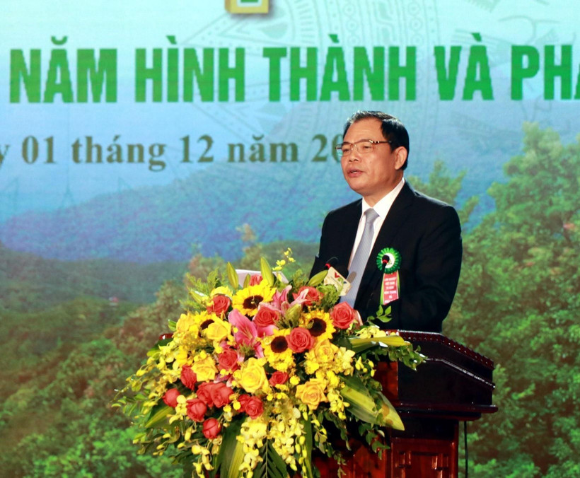 Bộ trưởng Bộ Nông nghiệp và Phát triển nông thôn Nguyễn Xuân Cường đọc diễn văn ôn lại chặng đường 75 năm hình thành phát triển của ngành Lâm nghiệp Việt Nam. (Ảnh: Tá Chuyên/TTXVN)