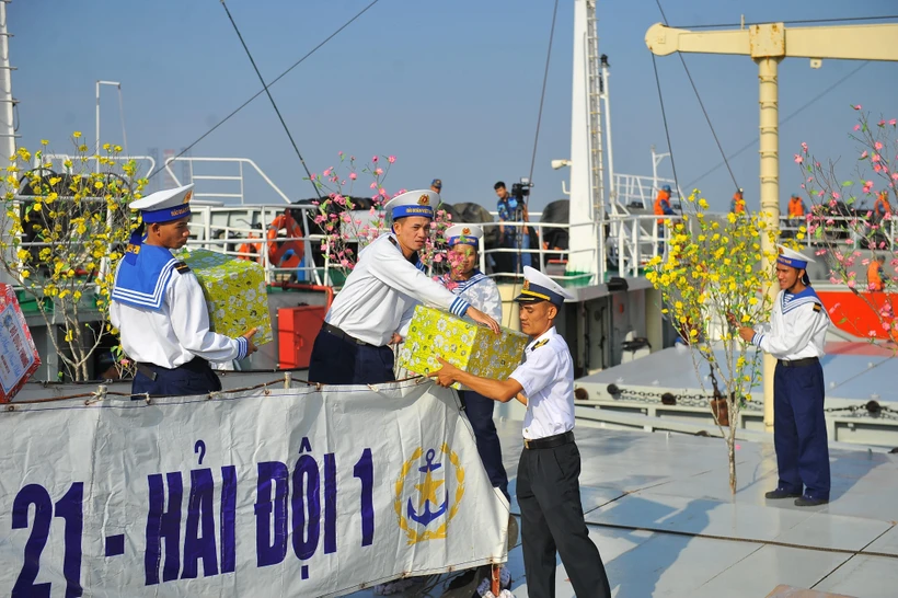 Các chiến sỹ chuyển những món quà cuối cùng trước khi tàu xuất cảng. (Ảnh: Minh Đức/TTXVN)