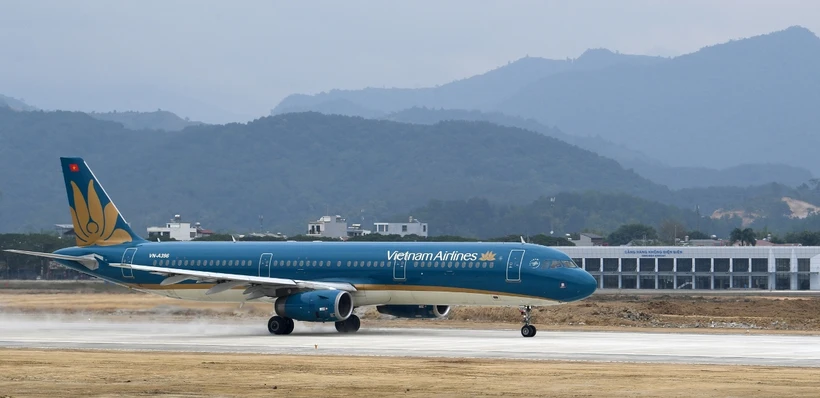 Máy bay của Hãng hàng không Vietnam Airlines hạ cánh xuống Sân bay Điện Biên. (Ảnh: PV/Vietnam+)