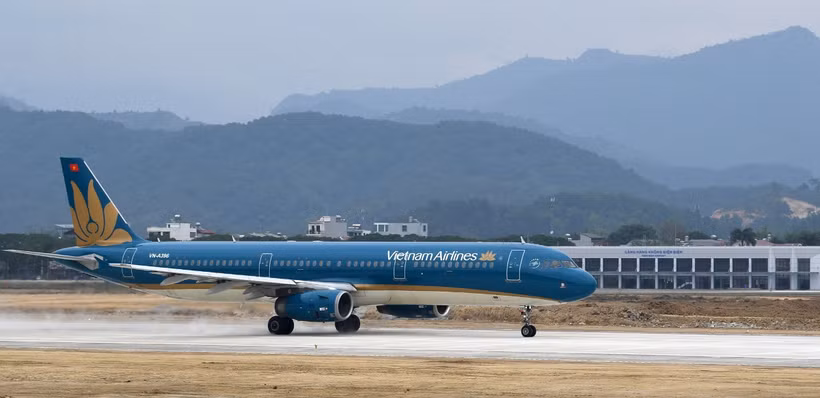 Máy bay của Hãng hàng không Vietnam Airlines hạ cánh xuống Sân bay Điện Biên. (Ảnh: PV/Vietnam+)