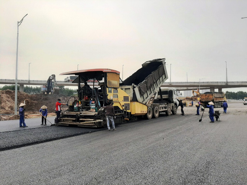 Nhà thầu thi công sửa chữa nền mặt đường một tuyến đường Quốc lộ. (Ảnh: Minh Hiếu/Vietnam+)c