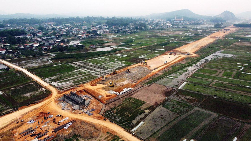 Nhà thầu thi công dự án cao tốc Bắc-Nam đoạn Nghi Sơn-Diễn Châu. (Ảnh: Huy Hùng/Vietnam+)