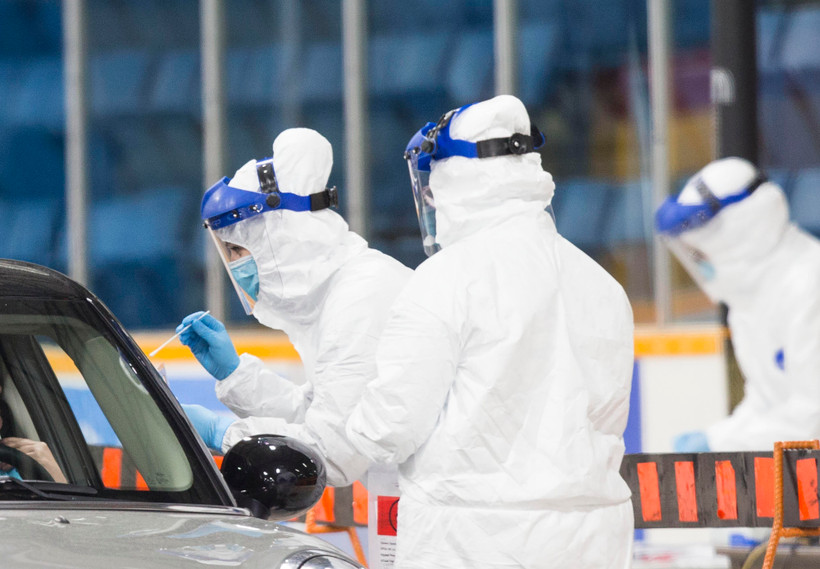 Nhân viên y tế lấy mẫu xét nghiệm COVID-19 tại Hamilton, Ontario, Canada ngày 23/4/2020. (Ảnh: THX/TTXVN)