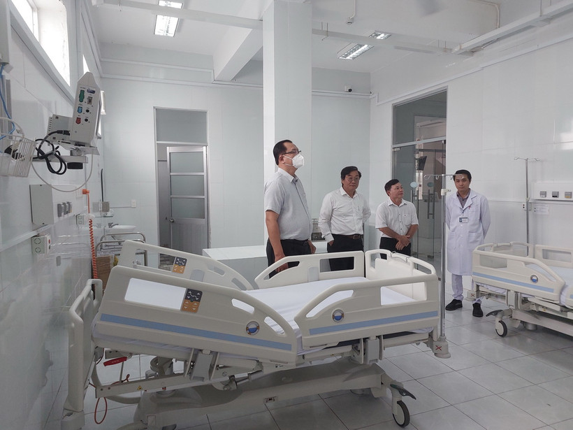 Lãnh đạo sở Y tế tỉnh Bạc Liêu kiểm tra tình hình hoạt động tại Bệnh viện Lao và bệnh Phổi tỉnh Bạc Liêu. (Ảnh tư liệu: Tuấn Kiệt/TTXVN)