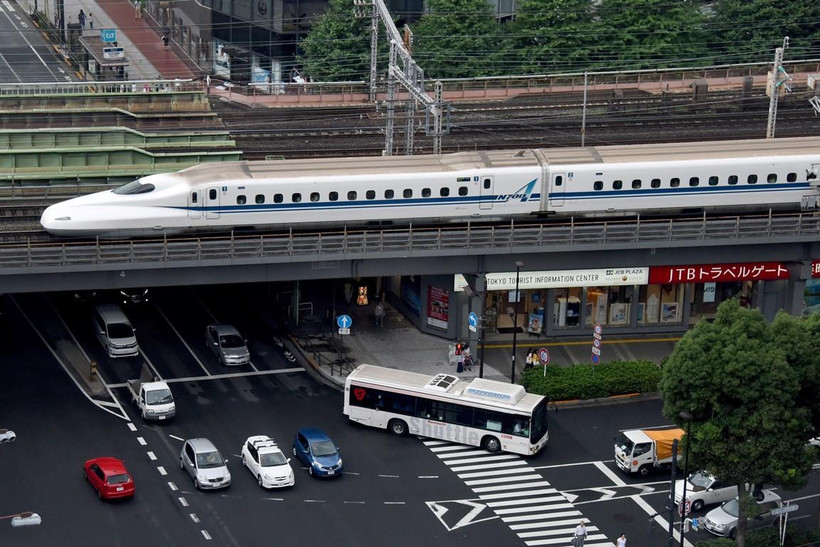 Tàu cao tốc Shinkansen di chuyển tại thủ đô Tokyo, Nhật Bản. (Ảnh: AFP/TTXVN)