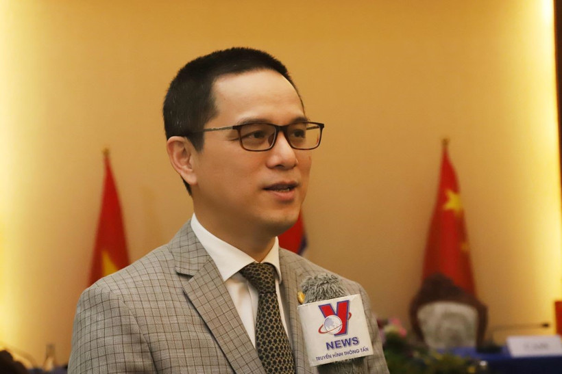 Phó Giáo sư-Tiến sỹ Tạ Minh Tuấn, Phó Chủ tịch Viện Hàn lâm Khoa học xã hội Việt Nam, trả lời phỏng vấn phóng viên TTXVN tại Lào. (Ảnh: Xuân Tú/TTXVN)