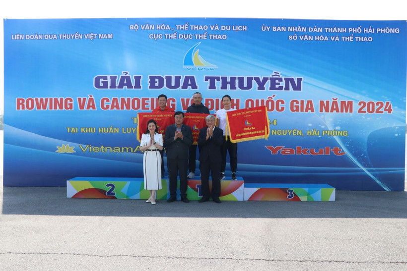 Ban Tổ chức trao cờ tại nội dung Rowing, nhất toàn đoàn là đoàn Thành phố Hồ Chí Minh, xếp thứ hai cũng là đoàn Đà Nẵng và xếp thứ ba là đoàn Thái Bình. (Ảnh: Hoàng Ngọc/TTXVN)